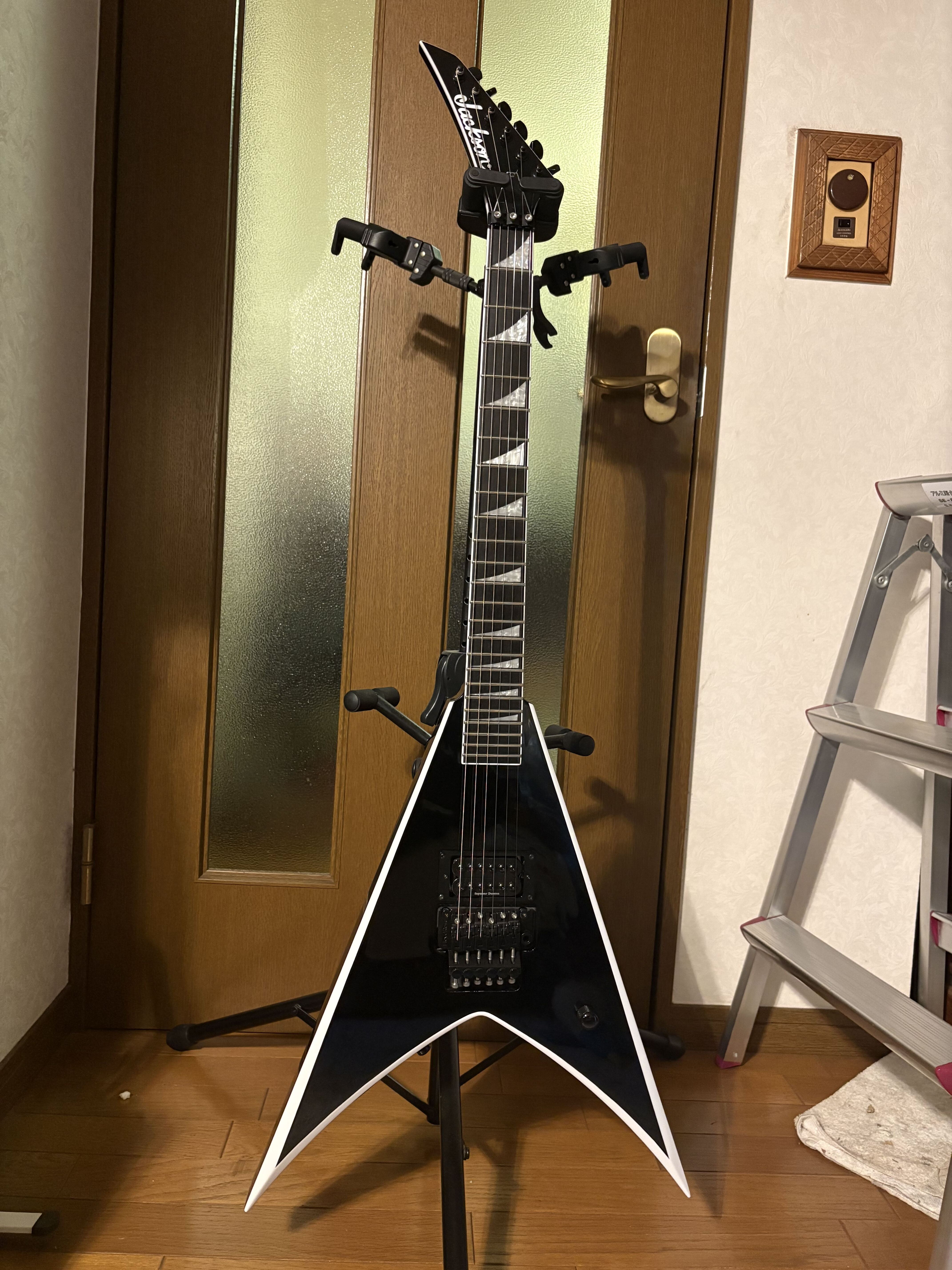 Jackson Pro Series Signature Wes Borland King V -Black with White Bevels-